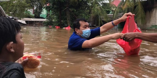 Bacalon Gubernur Demokrat Turun ke Banjir, Bacalon Yang lain Mana?