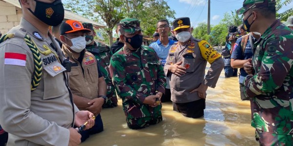 Tanggul Citarum di Bekasi Jebol, Polda Metro Bentuk Dapur Umum dan Beri Bantuan