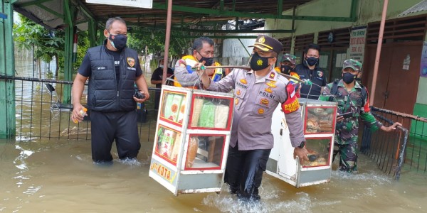 Hibur Korban Banjir, Kapolsek Kembangan Pikul Gerobak dan Bagikan Roti ke Warga