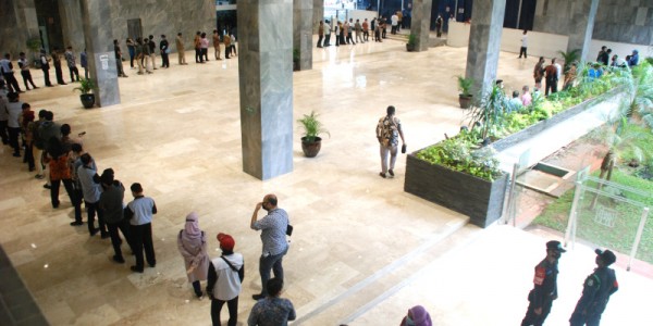 Antri Panjang Peserta Vaksin Di DPR