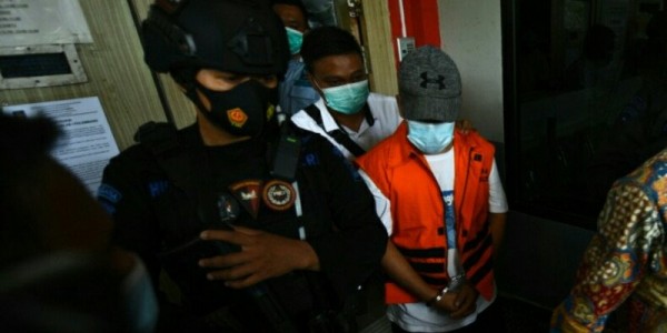 Wabup OKU ke Lokasi Pelantikan Gunakan Baju Tahanan dan Tangan Diborgol