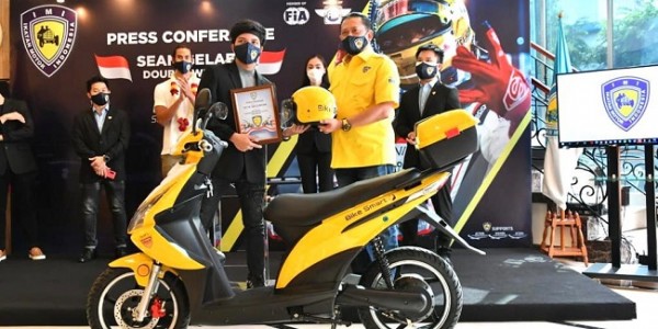 Bamsoet Kukuhkan Atta Halilintar Sebagai Presiden Komunitas Motor Listrik Indonesia (KMLI)
