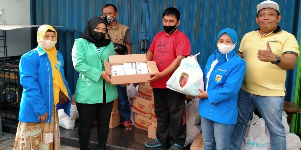 Peduli Korban Banjir, PC Fatayat NU dan KNPI Salurkan Ratusan Sembako dan Masker