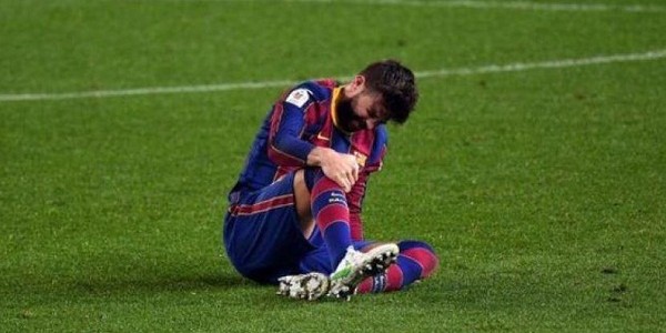 Bek Andalan Barcelona Cidera