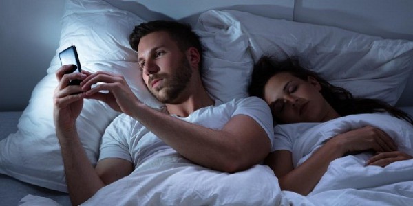 Peringatan Untuk Wanita, Ini Ciri-Ciri Pria Berselingkuh