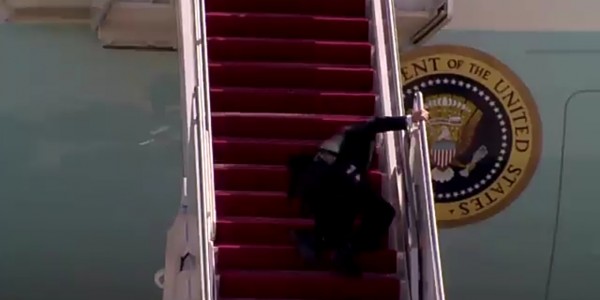 Presiden Amerika Kepleset di Karpet Merah