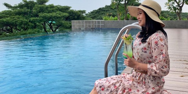 Asyiknya Menikmati Kesegaran Tropical Mocktail di Tepi Kolam Renang Aston Sidoarjo