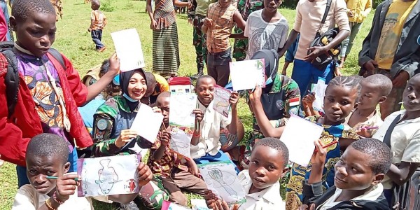 Rayakan Hari Buku Anak Sedunia, TNI Gelar Perpustakaan Keliling di Kongo
