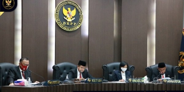 DKPP Jatuhkan Sanksi Pemberhentian Tetap Anggota KPU Jambi