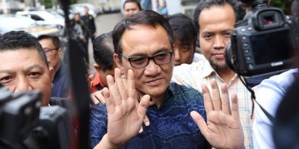 Andi Arief Sebut Habib Rizieq Layak Dibebaskan