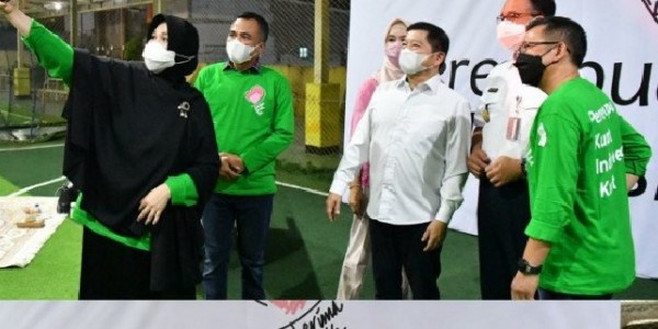 Hari Kartini, Ketum PPP dan Anies Baswedan Bagikan Gerobak ke Ibu Penjual Sayur