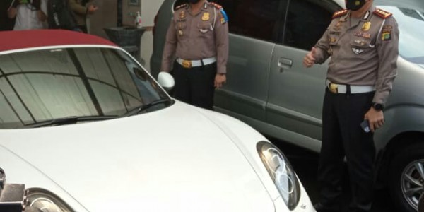 Pengemudi Porsche yang Terobos Jalur Busway di Gandaria Seorang Mahasiswi