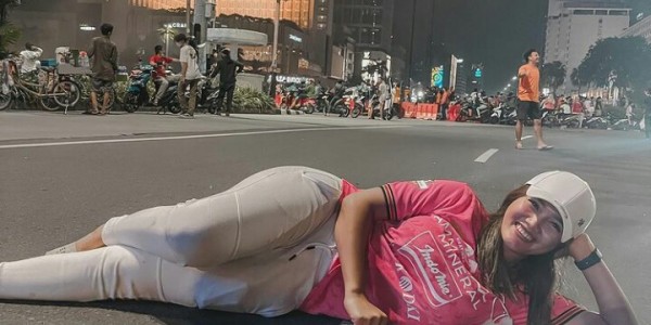Persija Juara Piala Menpora, Pose Jess Amalia di Atas Jalan Raya Jadi Sorotan