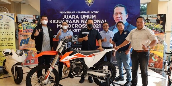IMI Terima Motor Trail KTM 125 SX Untuk Juara Umum Kejurnas Motocross 2021 Piala Ketua MPR RI