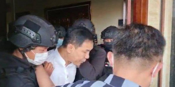Mabes Polri Kebanjiran Karangan Bunga Usai Tangkap Munarman, Pengamat: Dukungan Masyarakan