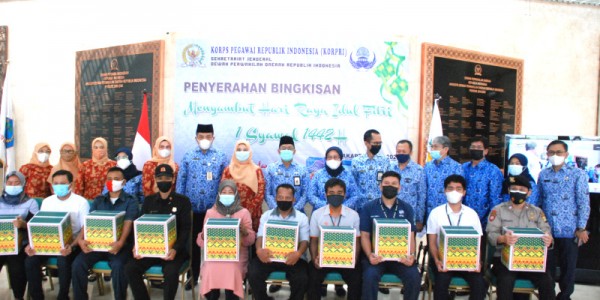 KORPRI DPD RI Bagikan Bingkisan Sembako Kepada Staf Dan Pegawai