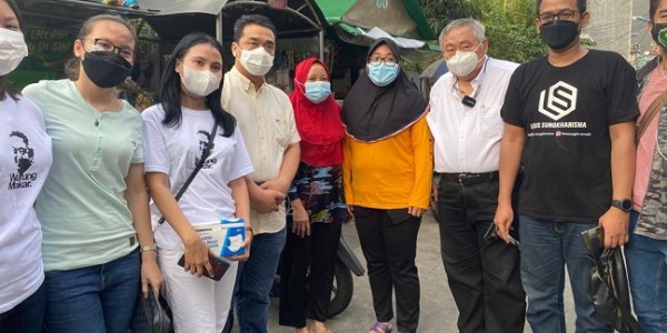 Bersama Aktivis Lieus Sungkharisma Wagub DKI Bagikan Bingkisan Lebaran untuk Warga Miskin
