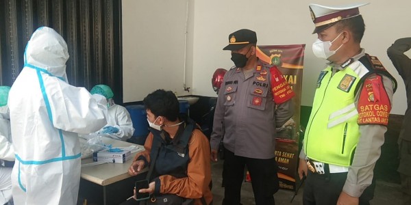 Tindaklanjuti Instruksi Kapolda, Polsek Pasar Rebo Perketat Pos Penyekatan