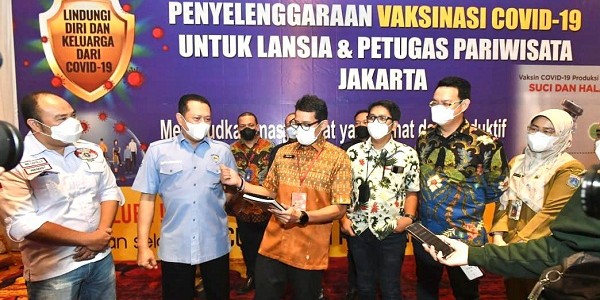 Ketua MPR RI Tinjau Vaksinasi Covid-19 Tahap II bagi Lansia dan Pekerja Pariwisata