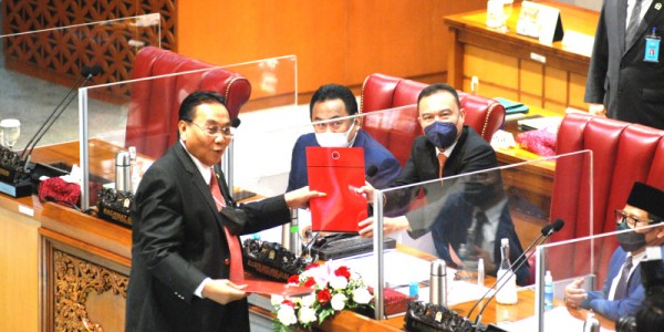 Pandangan Fraksi PDI- Perjuangan Atas Kerangka Ekonomi Makro.