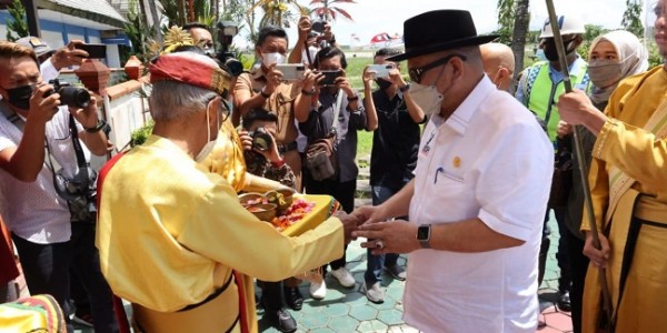 Tiba di Tarakan, Ketua DPD RI Disambut Prosesi Adat Tepung Tawar