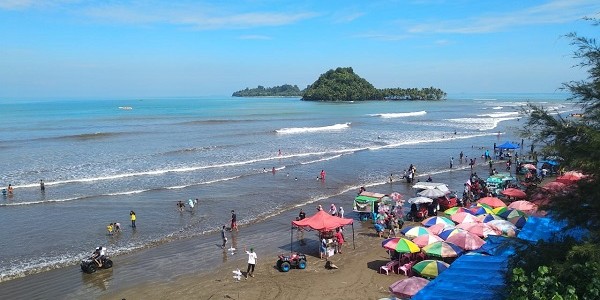 Wow... Pantai Air Manis di Padang Mulai Disambangi Wisatawan