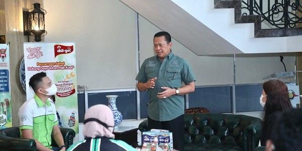 Bamsoet Serahkan Paket Bantuan Susu kepada Pengemudi Ojek Online
