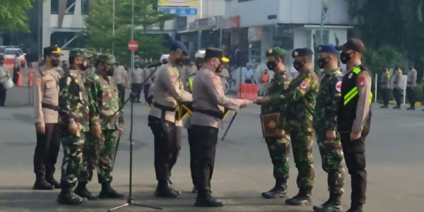 Optimal dalam Tugas Penyekatan, Kapolda Metro Beri Penghargaan ke Ratusan Personel TNI, Polri dan Nakes