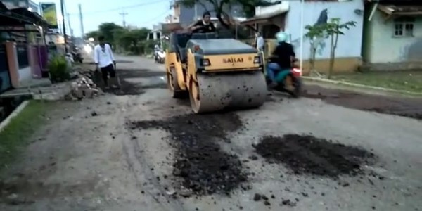Senator Jawa Barat dan Pedagang di Obyek Wisata Taman Anggur Iuran Perbaiki Jalan Rusak
