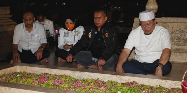 Ketua DPD RI Nyekar ke Makam Bung Karno
