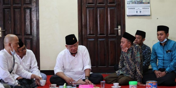 Di Ponpes Darul Ulum Rejomulyo, LaNyalla Kunjungi Kyai Gandung