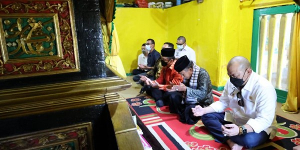 Awali Kunker di Kalbar, Ketua DPD RI Ziarah ke Makam Pendiri Kota Pontianak