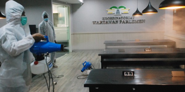 Media Center DPR di Semprot Disinfektan