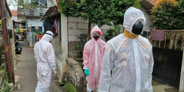 Kritis, Wakapolres Jaksel Bantu Evakuasi Warga Jagakarsa yang Positif Covid-19