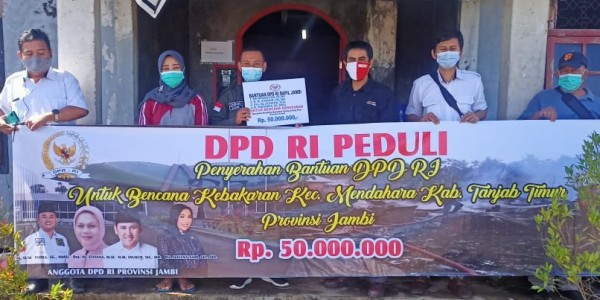 Empat Senator Jambi Salurkan Bantuan Kebakaran di Desa Mendahara Jambi