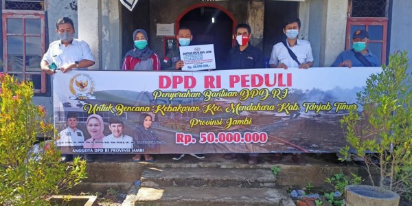 Empat Senator Jambi Salurkan Bantuan Kebakaran di Desa Mendahara Jambi