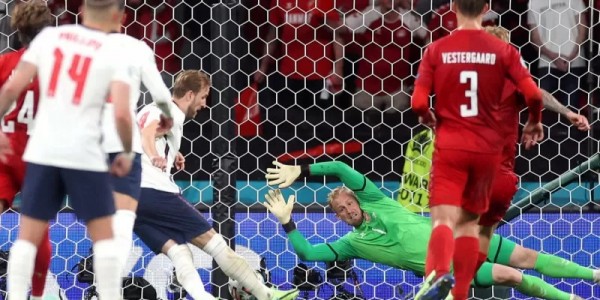 Insiden Laser, UEFA Resmi Denda Inggris Rp516 Juta
