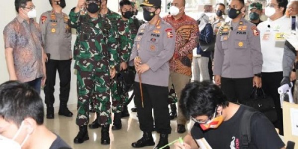 Tinjau Dua Sentra Vaksinasi di Jakarta, Panglima TNI : Ucapkan Terima Kasih
