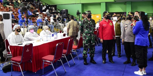 Jadi Pelopor Vaksinasi, Panglima TNI Berikan Apresiasi Mahasiswa