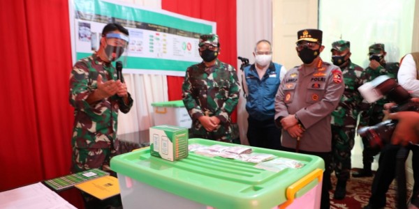 Bersama Kapolri, Panglima TNI Pastikan Obat Bantuan Pemerintah Terdistribusi