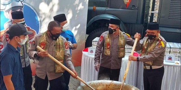 Gandeng Restoran Padang, Polda Metro Bagikan Delapan Ton Rendang Sore Ini