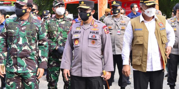 Kunjungi Sejumlah Lokasi di Jakarta, Kapolri dan Panglima TNI Salurkan Bansos dan Sosialisasikan Vaksinasi