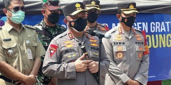 Ini Janji Kapolda Metro Saat Serahkan Ratusan Tabung Oksigen ke Anies Baswedan