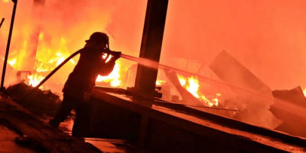 Kebakaran Lapak di Kalideres, 15 Unit Damkar Dikerahkan