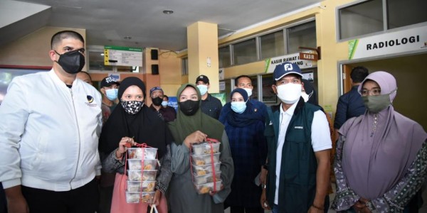 NasDem Jabar Bagikan Seribu Makanan Gratis Setiap Hari untuk Warga Isoman dan Nakes