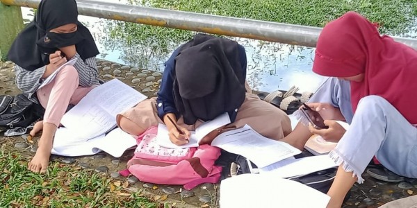 Pelajar Kaur Mencari Sinyal Hingga Ke Tepi Sungai, Sultan Minta Pemerintah Segera Bertindak