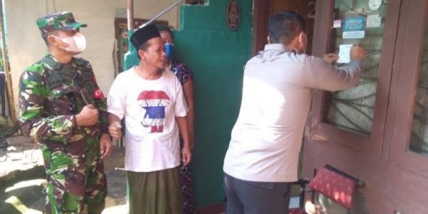 Petugas Gabungan Tempelkan Stiker Belum Vaksin Rumah Warga di Kebayoran Lama
