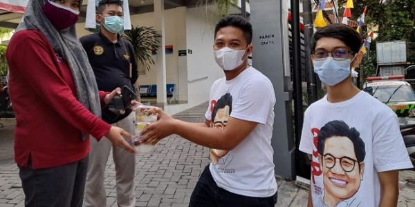 Peduli Nakes, Relawan Muhaimin Peduli Bagikan Ratusan Paket Makanan Gratis