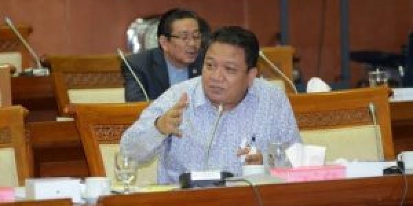 Seperti Proyek Bancakan, DPR Minta Mensos Risma Evaluasi Program E-Warong