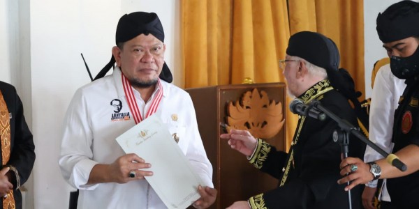 Dapat Gelar Kehormatan, Ketua DPD RI Puji Karaton Sumedang Larang Tetap Jaga Adat di Tengah Globalisasi